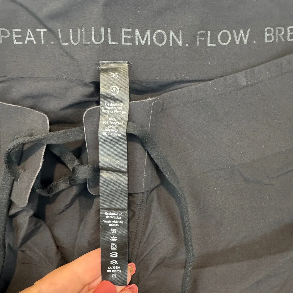 Lululemon Mens Black Board Shorts Lace Up Swim Trunks Size 36 Zipper Pocket